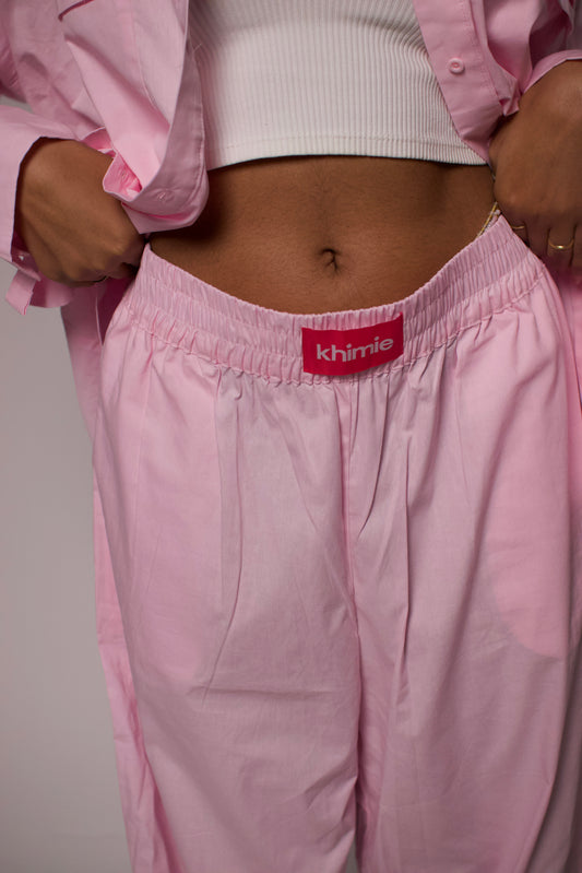 Femme portant un pyjama oversize en coton, assise sur un canapé avec un livre.
Pyjama en coton rose porté par une femme, ambiance cosy et relaxante.
Look loungewear chic : ensemble en coton naturel, parfait pour une soirée cocooning.