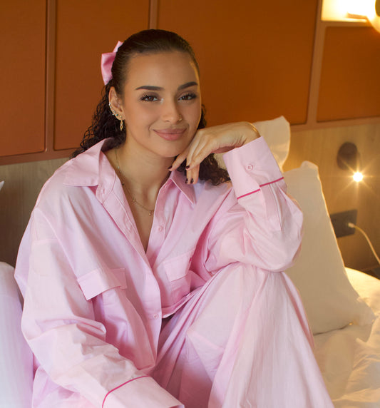Moment de détente : femme en pyjama oversize en coton, au réveil.
Ambiance cocooning : pyjama en coton ultra-doux, parfait pour un slow morning.
Pyjama ample et confortable pour une nuit paisible et relaxante